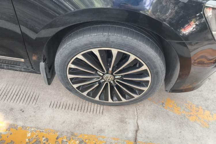 Used Volkswagen Passat 2016 330TSI DSG Prestige Edition Right Front Wheel Hub