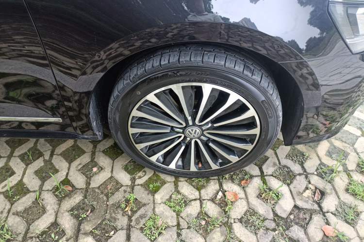 Used Volkswagen Passat 2016 330TSI DSG Prestige Edition Right Front Wheel Hub