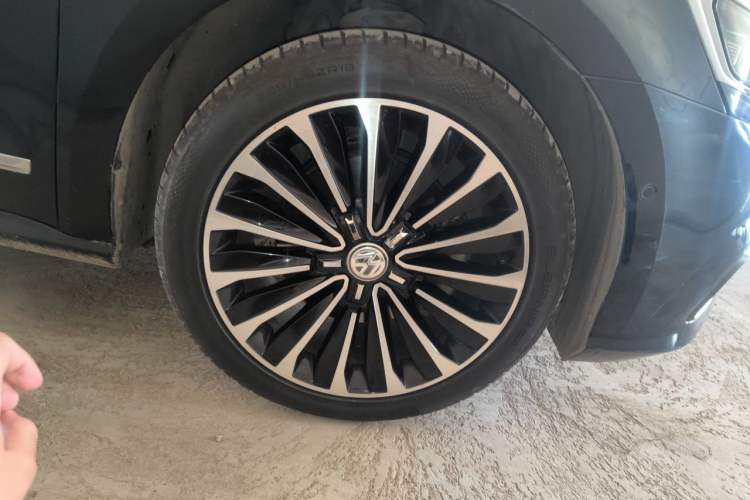 Used Volkswagen Passat 2016 330TSI DSG Prestige Edition Right Front Wheel Hub