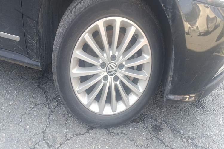 Used Volkswagen Passat  Right Front Wheel Hub