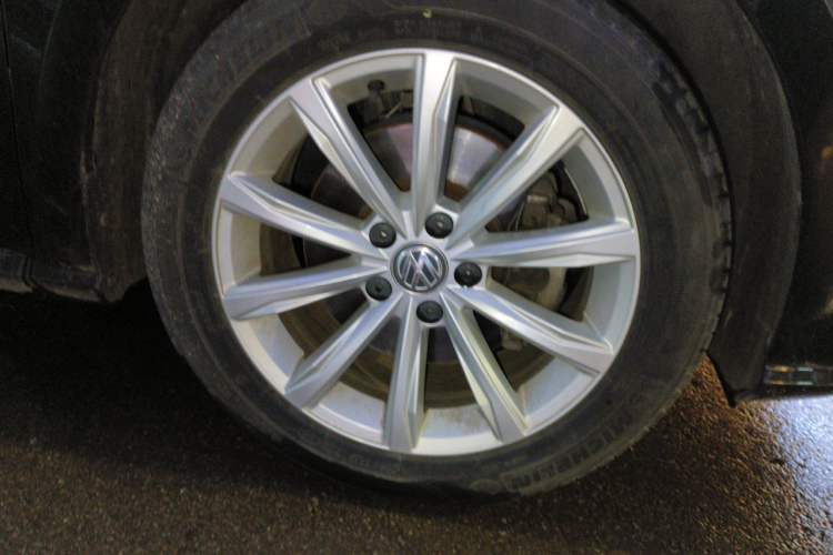 Used Volkswagen Passat 2016 280TSI DSG Prestige Edition Right Front Wheel Hub
