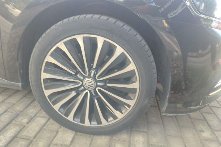 Used Volkswagen Passat 2016 380TSI DSG Ultimate Edition Right Front Wheel Hub