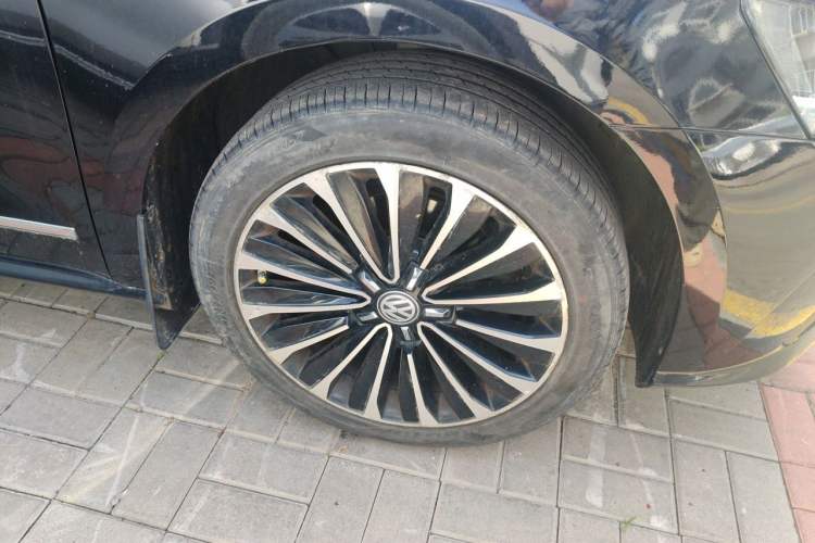 Used Volkswagen Passat 2016 330TSI DSG Prestige Edition Right Front Wheel Hub