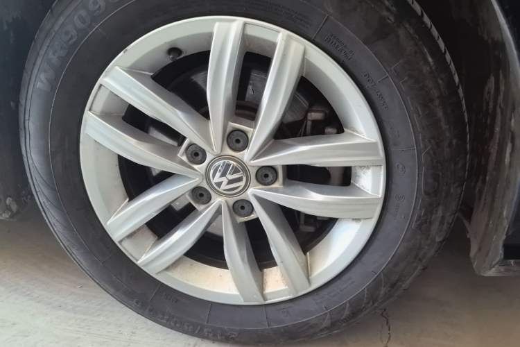 Used Volkswagen Passat 2016 330TSI DSG Luxury Edition Right Front Wheel Hub
