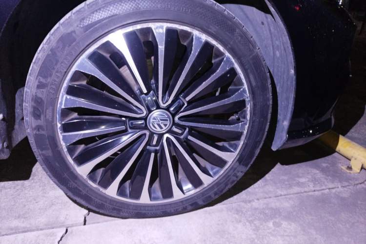 Used Volkswagen Passat 2016 330TSI DSG Prestige Edition Right Front Wheel Hub