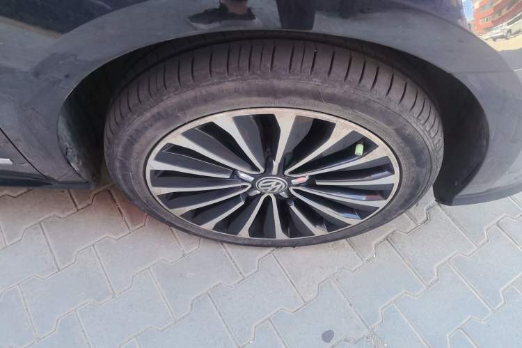 Used Volkswagen Passat 2016 330TSI DSG Prestige Edition Right Front Wheel Hub