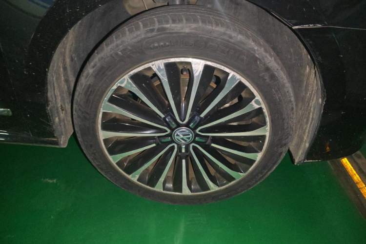 Used Volkswagen Passat 2016 330TSI DSG Prestige Edition Right Front Wheel Hub