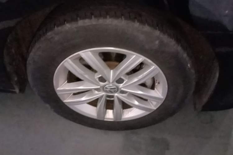 Used Volkswagen Passat  Right Front Wheel Hub