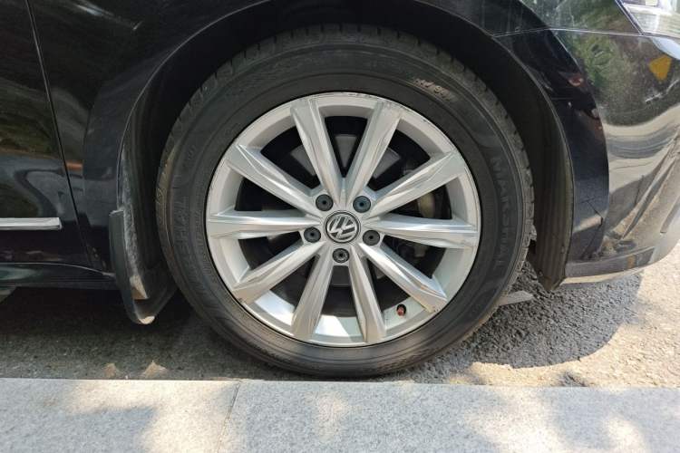 Used Volkswagen Passat 2016 380TSI DSG Prestige Edition Right Front Wheel Hub
