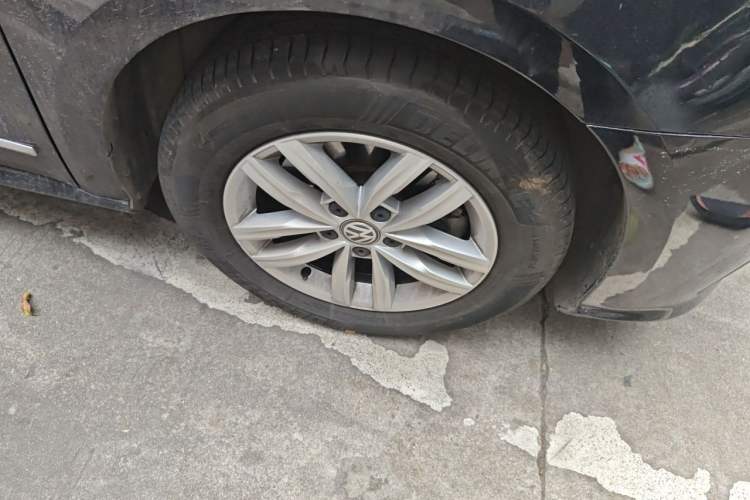Used Volkswagen Passat 2016 330TSI DSG Luxury Edition Right Front Wheel Hub