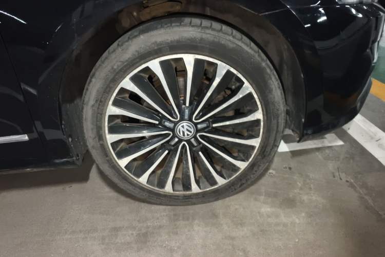 Used Volkswagen Passat 2016 380TSI DSG Prestige Edition Right Front Wheel Hub