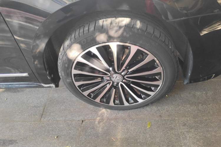 Used Volkswagen Passat 2016 330TSI DSG Prestige Edition Right Front Wheel Hub