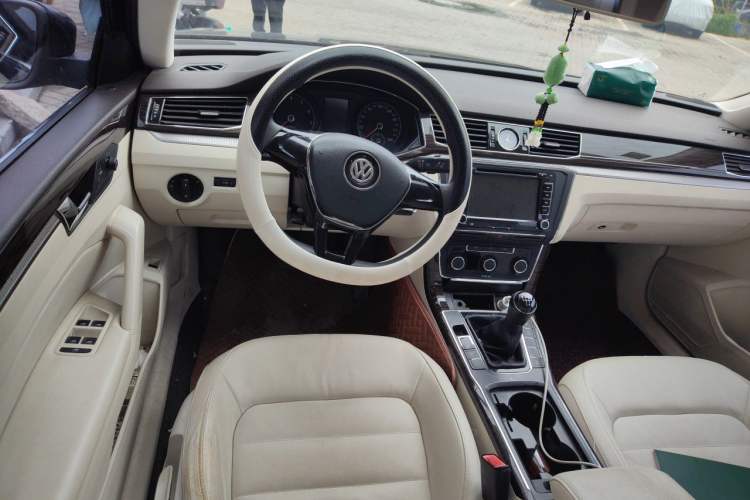 Used Volkswagen Passat 2016 280TSI Manual Luxury Edition Steering Wheel