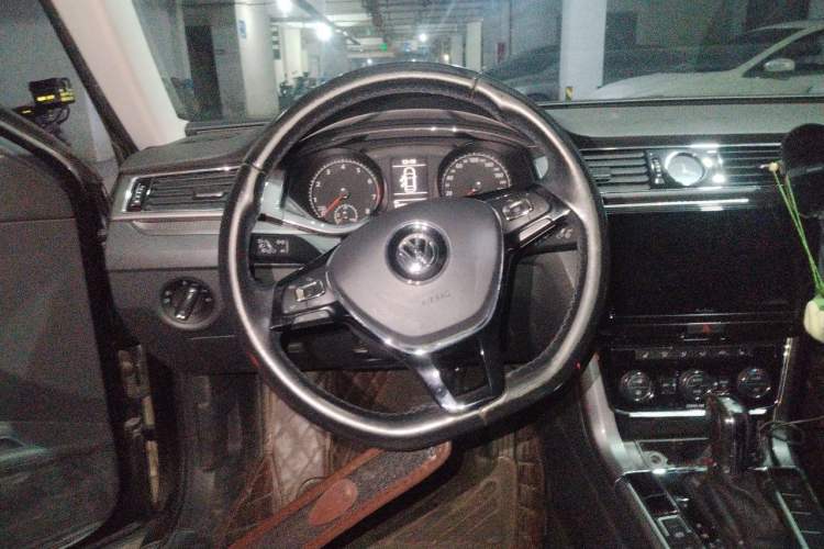 Used Volkswagen Passat 2016 330TSI DSG Luxury Edition Steering Wheel