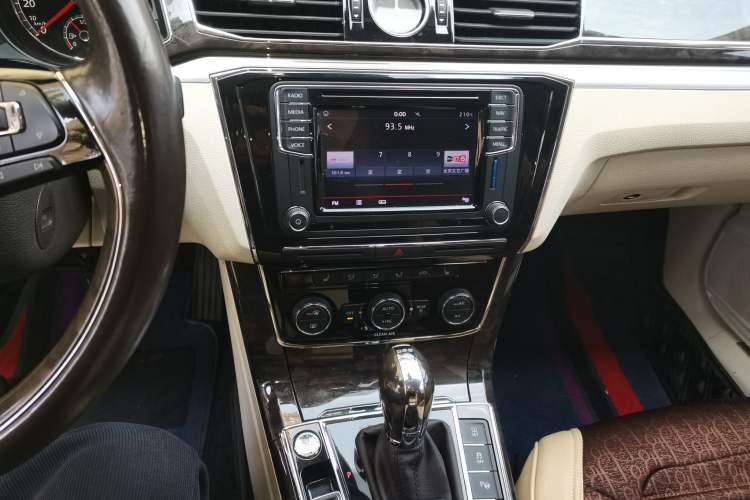 Used Volkswagen Passat 2016 380TSI DSG Ultimate Edition Audio And AC Panel