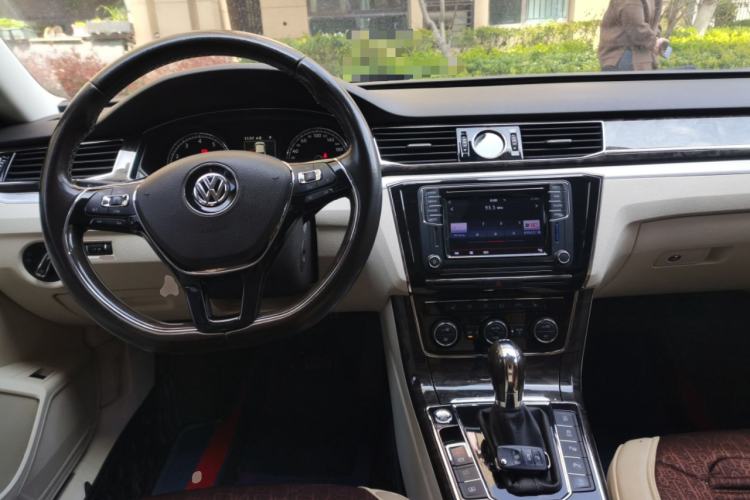 Used Volkswagen Passat 2016 380TSI DSG Ultimate Edition Center Console