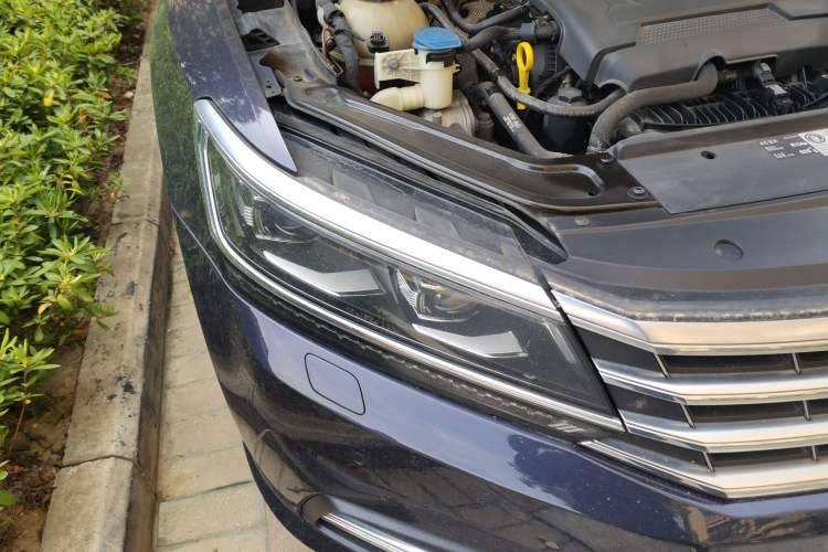 Used Volkswagen Passat 2016 380TSI DSG Ultimate Edition Right Front Headlight