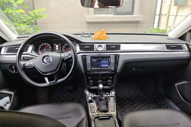 Used Volkswagen Passat 2016 330TSI DSG Prestige Edition Center Console