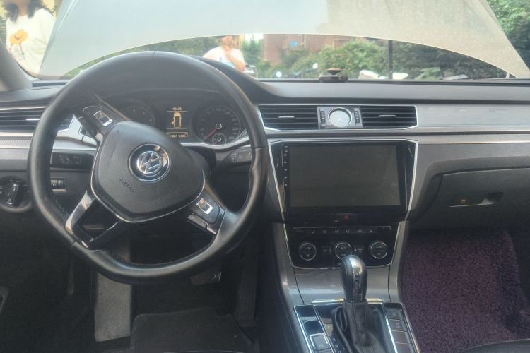 Used Volkswagen Passat 2016 330TSI DSG Luxury Edition Center Console