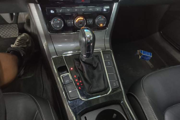 Used Volkswagen Passat 2016 330TSI DSG Luxury Edition Gear Lever