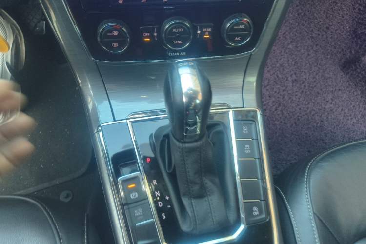 Used Volkswagen Passat 2016 330TSI DSG Luxury Edition Gear Lever
