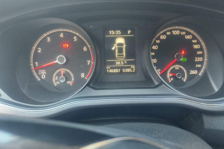 Used Volkswagen Passat 2016 330TSI DSG Luxury Edition Odometer Close Up
