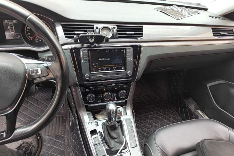 Used Volkswagen Passat 2016 330TSI DSG Luxury Edition Audio And AC Panel