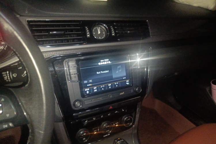 Used Volkswagen Passat 2016 330TSI DSG Luxury Edition Audio And AC Panel