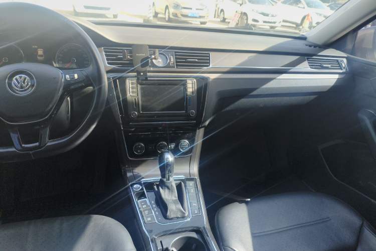 Used Volkswagen Passat 2016 330TSI DSG Prestige Edition Audio And AC Panel