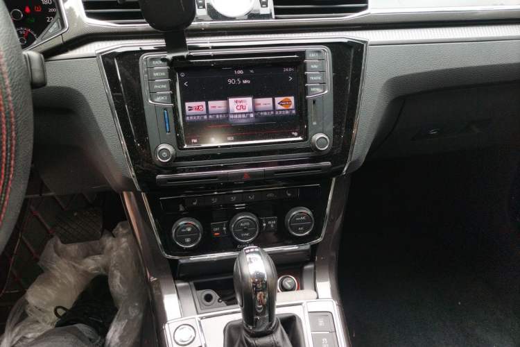 Used Volkswagen Passat 2016 330TSI DSG Prestige Edition Audio And AC Panel