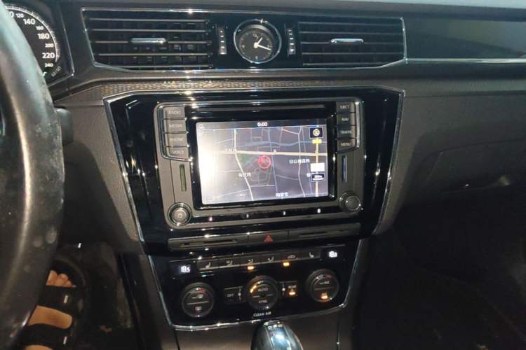 Used Volkswagen Passat 2016 330TSI DSG Prestige Edition Audio And AC Panel