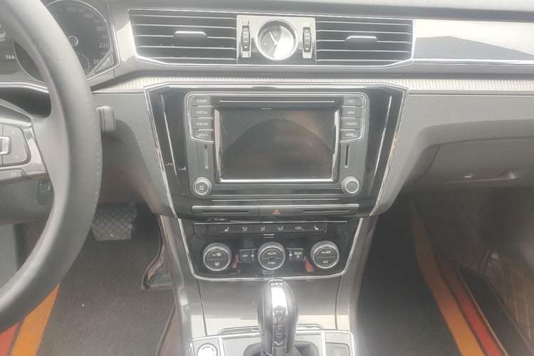 Used Volkswagen Passat 2016 330TSI DSG Prestige Edition Audio And AC Panel