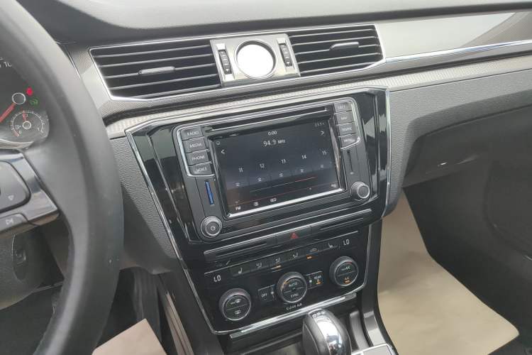 Used Volkswagen Passat 2016 330TSI DSG Prestige Edition Audio And AC Panel