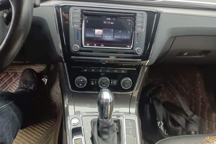 Used Volkswagen Passat 2016 330TSI DSG Prestige Edition Audio And AC Panel