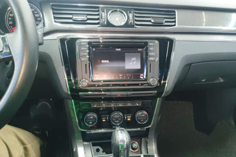 Used Volkswagen Passat 2016 330TSI DSG Prestige Edition Audio And AC Panel