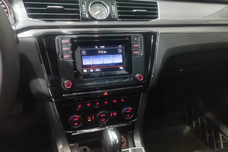 Used Volkswagen Passat 2016 330TSI DSG Luxury Edition Audio And AC Panel