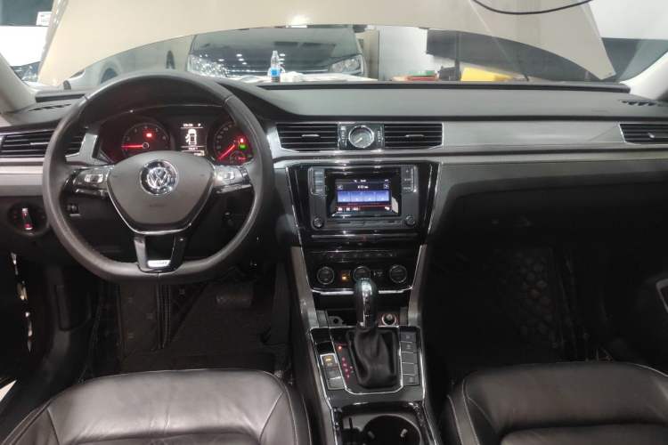 Used Volkswagen Passat 2016 330TSI DSG Luxury Edition Center Console