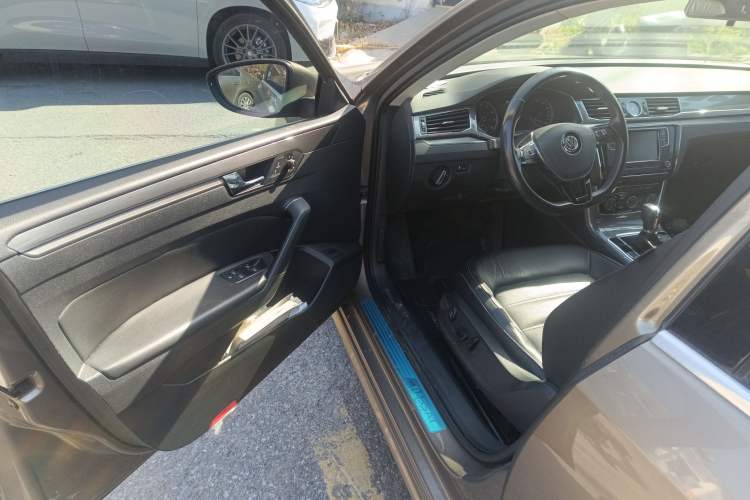 Used Volkswagen Passat 2016 330TSI DSG Luxury Edition Driver Seat