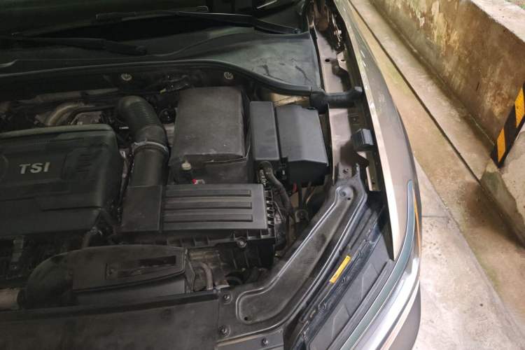 Used Volkswagen Passat 2016 330TSI DSG Luxury Edition Engine Bay Left