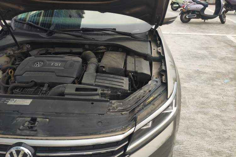 Used Volkswagen Passat 2016 330TSI DSG Luxury Edition Engine Bay Left
