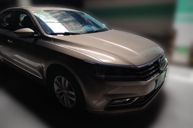 Used Volkswagen Passat 2016 330TSI DSG Luxury Edition Front Right 45 Deg