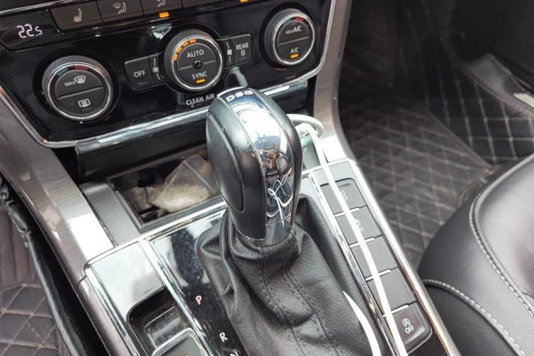 Used Volkswagen Passat 2016 330TSI DSG Luxury Edition Gear Lever