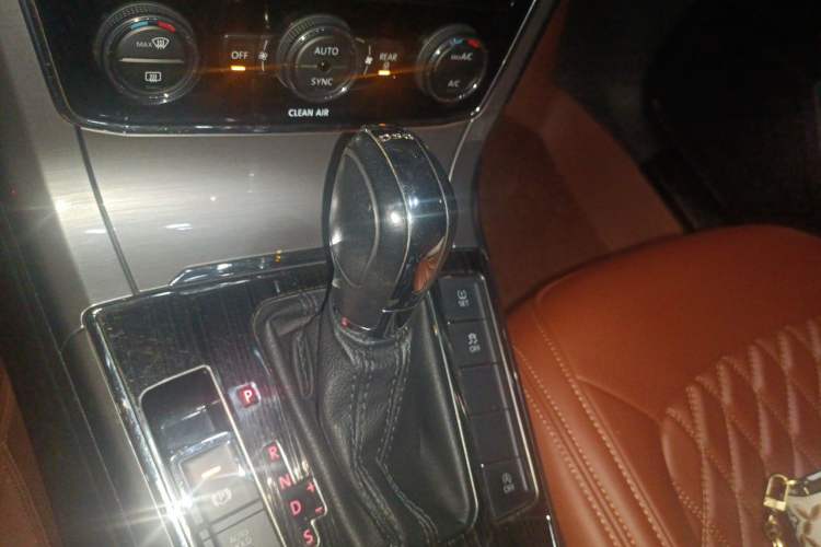 Used Volkswagen Passat 2016 330TSI DSG Luxury Edition Gear Lever