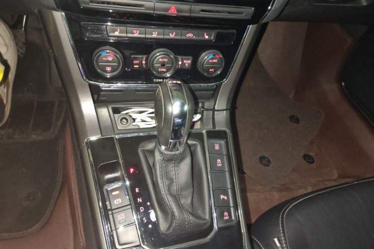 Used Volkswagen Passat 2016 330TSI DSG Luxury Edition Gear Lever