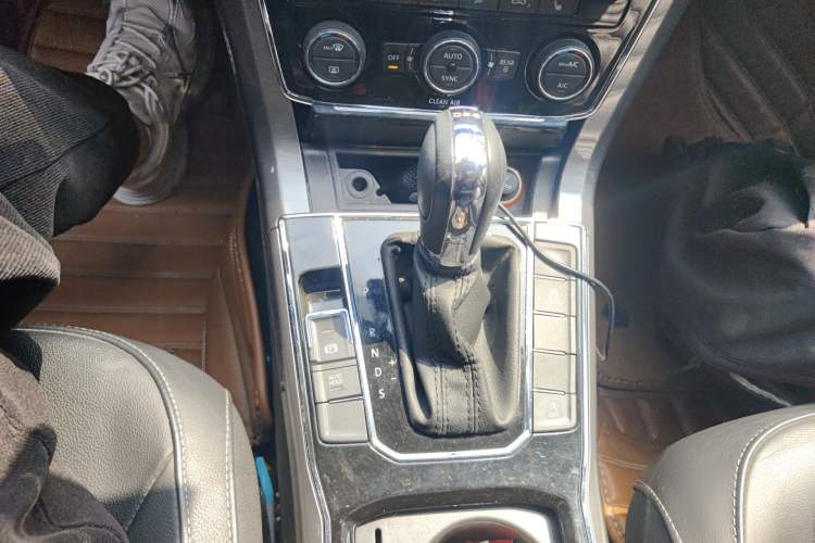 Used Volkswagen Passat 2016 330TSI DSG Luxury Edition Gear Lever