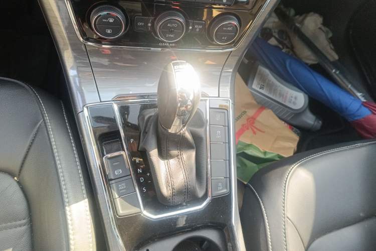 Used Volkswagen Passat 2016 330TSI DSG Luxury Edition Gear Lever