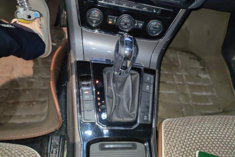 Used Volkswagen Passat 2016 280TSI DSG Prestige Edition Gear Lever
