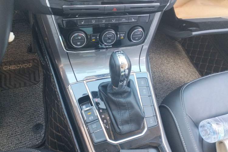 Used Volkswagen Passat 2016 330TSI DSG Luxury Edition Gear Lever