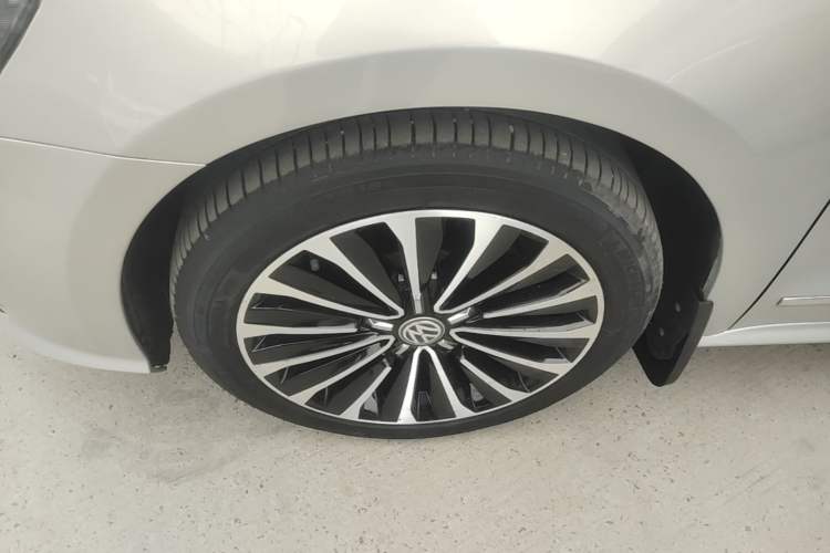 Used Volkswagen Passat 2016 330TSI DSG Prestige Edition Left Front Wheel Hub