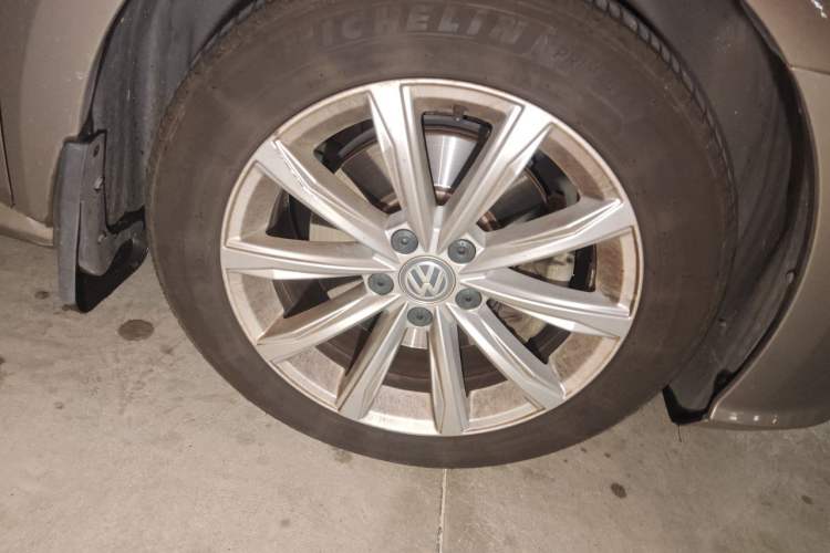 Used Volkswagen Passat 2016 330TSI DSG Luxury Edition Right Front Wheel Hub